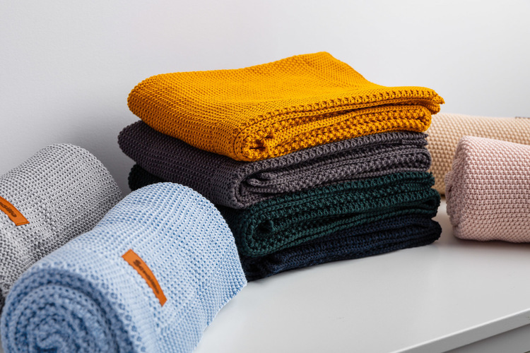 Knitted Blanket – navy blue - Image 4